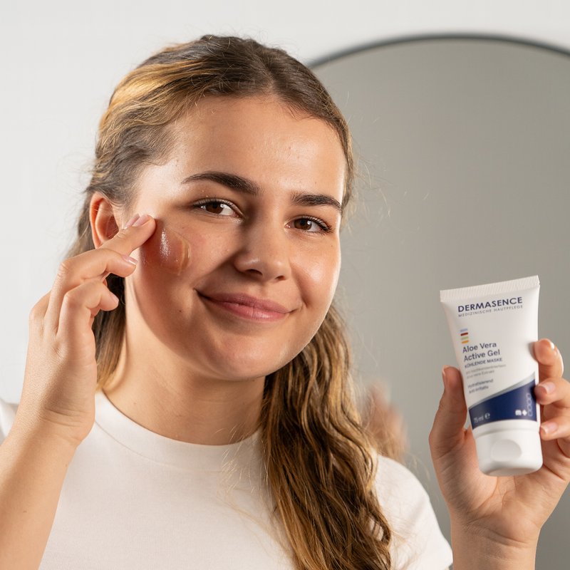 Foto einer Frau, die das Produkt anwendet.