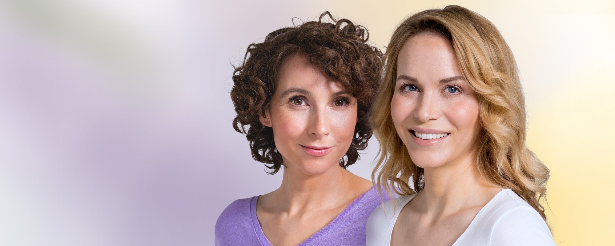 Blonde, lächelnde Frau