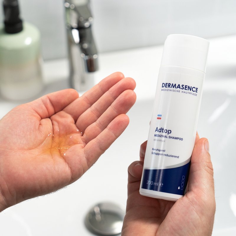 Foto von Händen, die die Textur des Produktes zeigen.