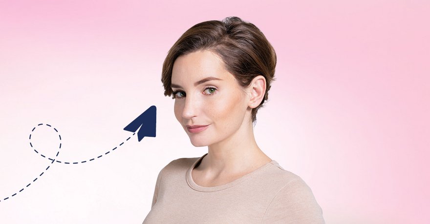 Brünette Frau mit kurzen Haaren und Papierflieger-Icon