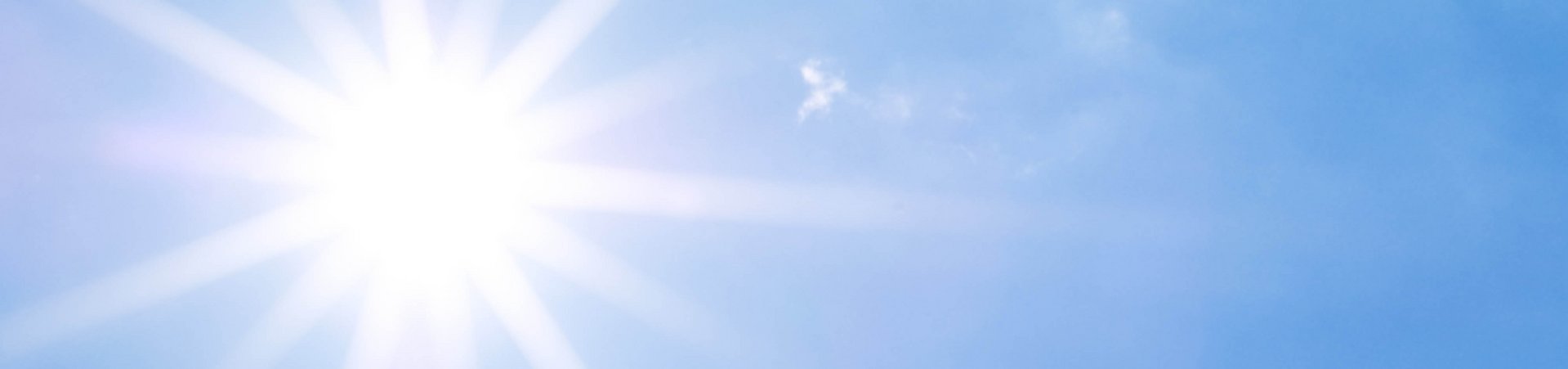 Blauer Himmel mit heller, strahlenden Sonne