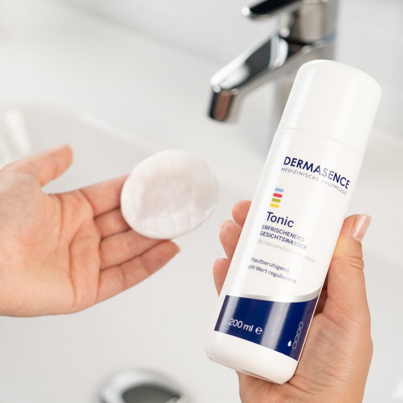 Foto von Händen, die die Textur des Produktes zeigen.