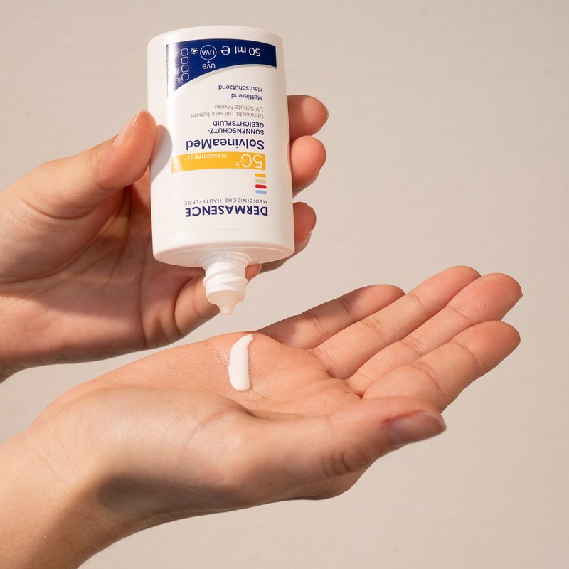 Foto von Händen, die die Textur des Produktes zeigen.