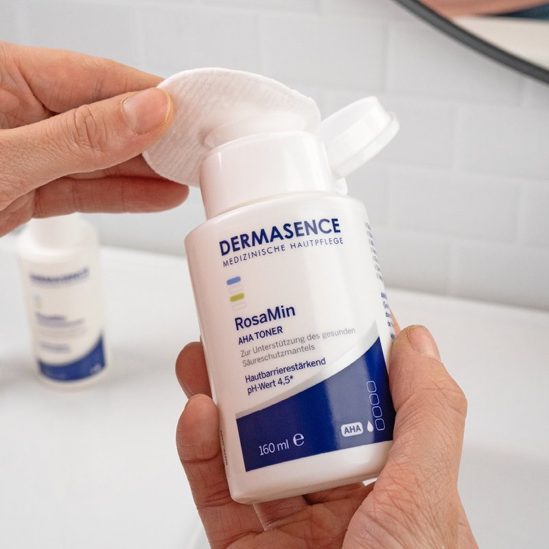 Foto von Händen, die die Textur des Produktes zeigen.