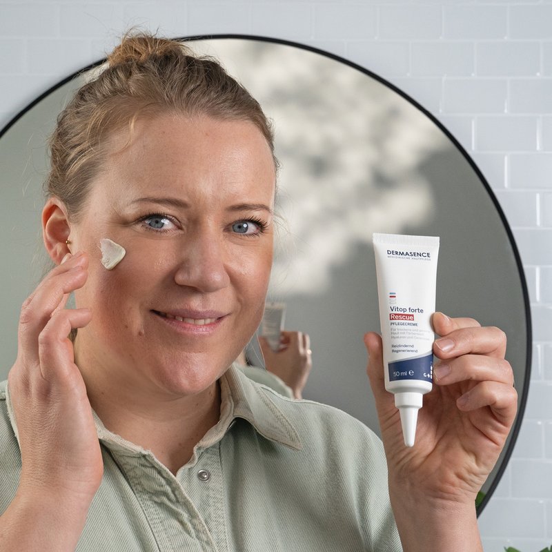 Foto einer Frau, die das Produkt anwendet.