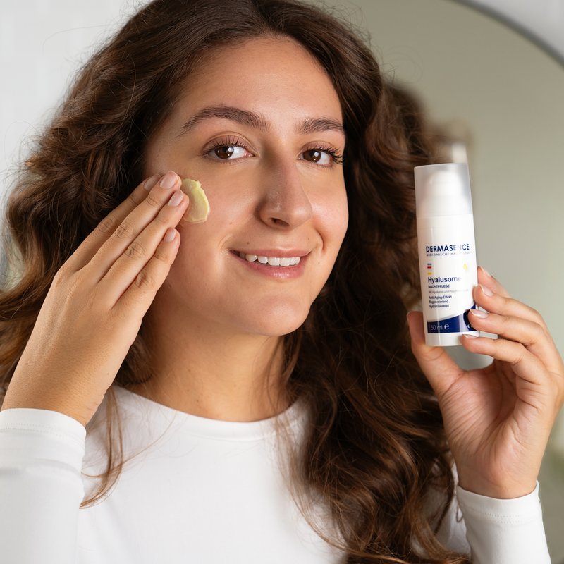 Foto einer Frau, die das Produkt anwendet.