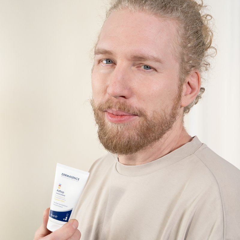 Foto eines Mannes, der das Produkt anwendet.