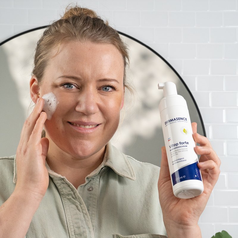 Foto einer Frau, die das Produkt anwendet.