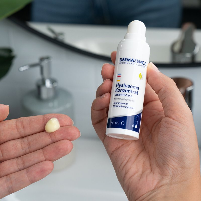 Foto von Händen, die die Textur des Produktes zeigen.