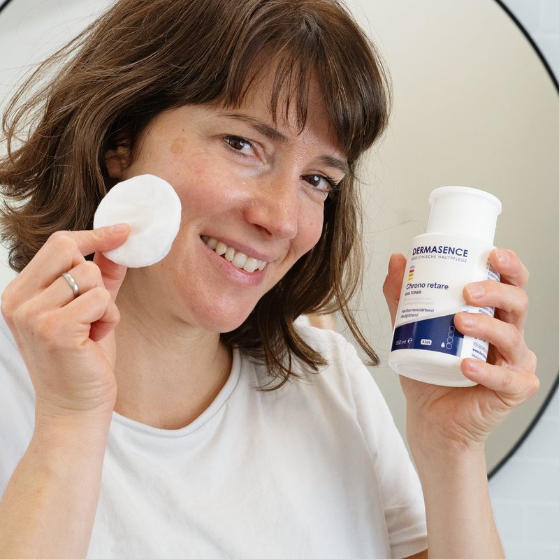 Foto einer Frau, die das Produkt anwendet.