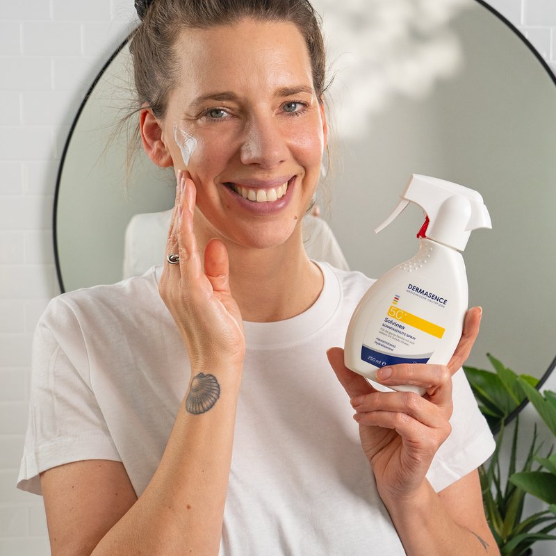 Foto einer Frau, die das Produkt anwendet.