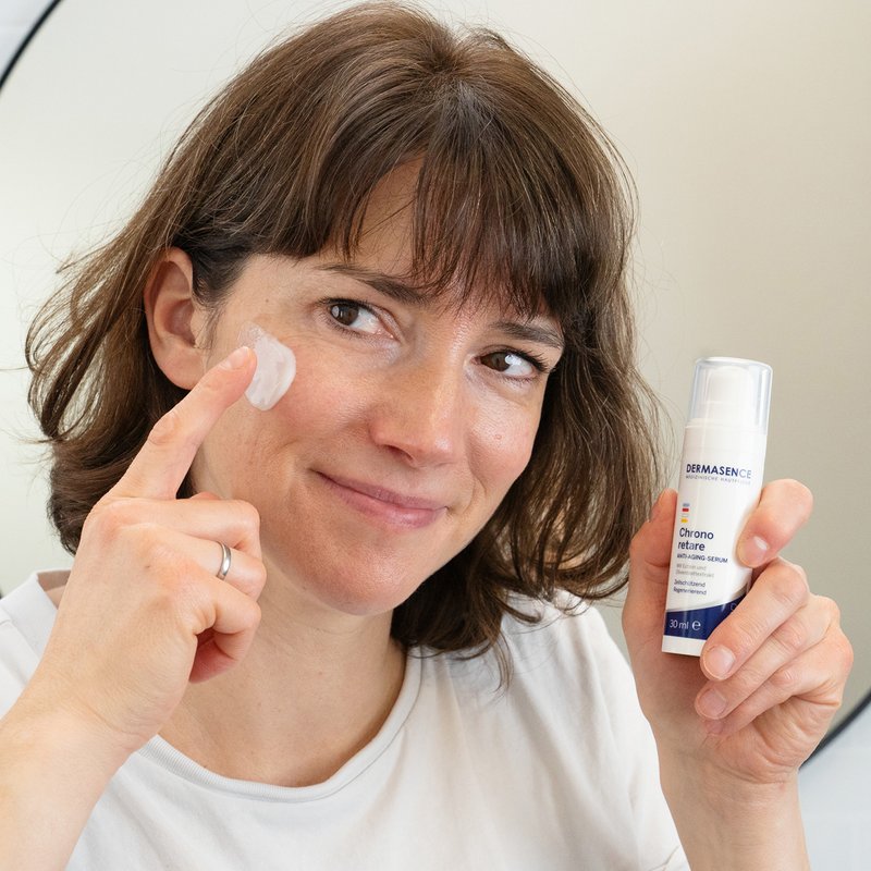 Foto einer Frau, die das Produkt anwendet.