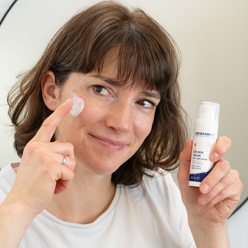 Foto einer Frau, die das Produkt anwendet.