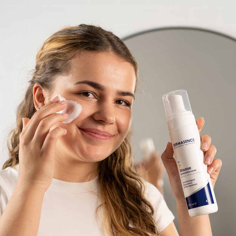 Foto einer Frau, die das Produkt anwendet.