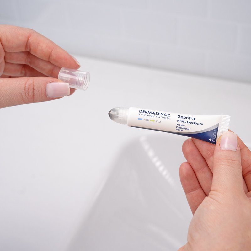 Foto von Händen, die die Textur des Produktes zeigen.