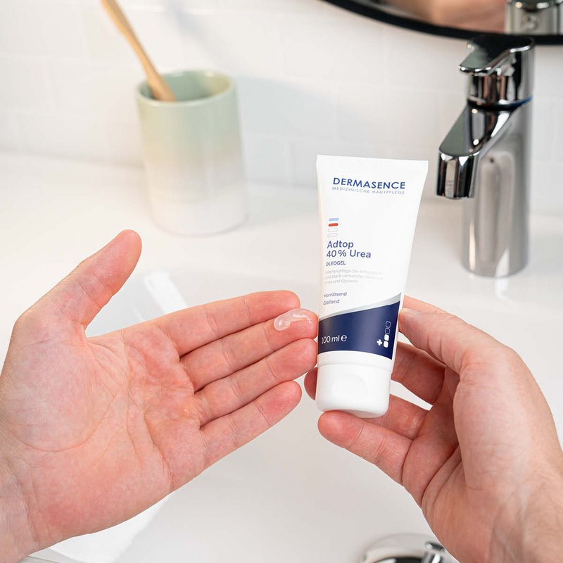 Hand mit der Creme auf den Fingern