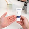 Hand mit der Creme auf den Fingern