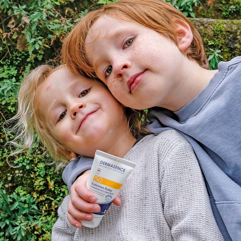 Zwei Kinder mit dem Produkt in der Hand. 