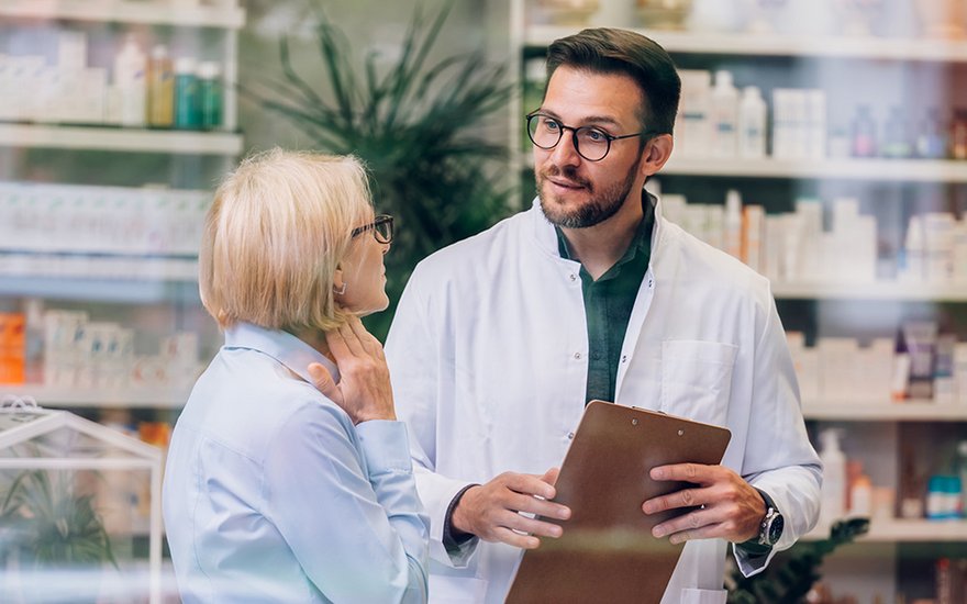 Apotheker berät Kundin in der Apotheke