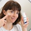 Foto einer Frau, die das Produkt anwendet.