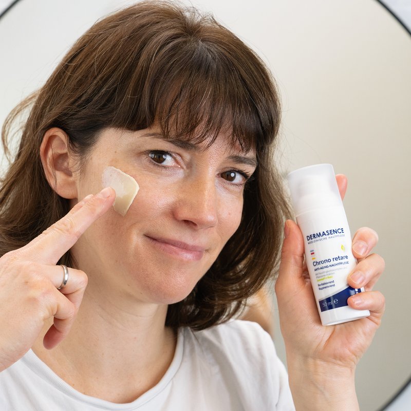 Foto einer Frau, die das Produkt anwendet. 