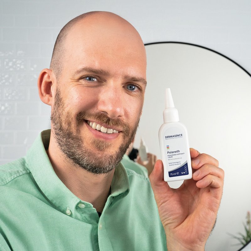 Foto eines Mannes, der das Produkt anwendet.