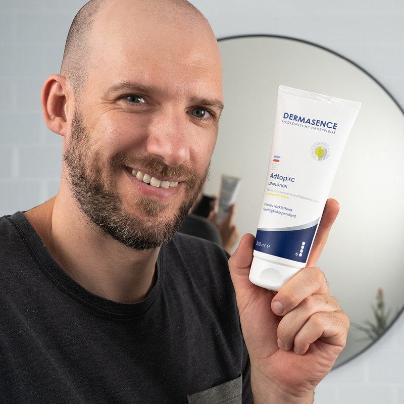 Foto eines Mannes, der das Produkt anwendet.