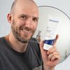 Foto eines Mannes, der das Produkt anwendet.