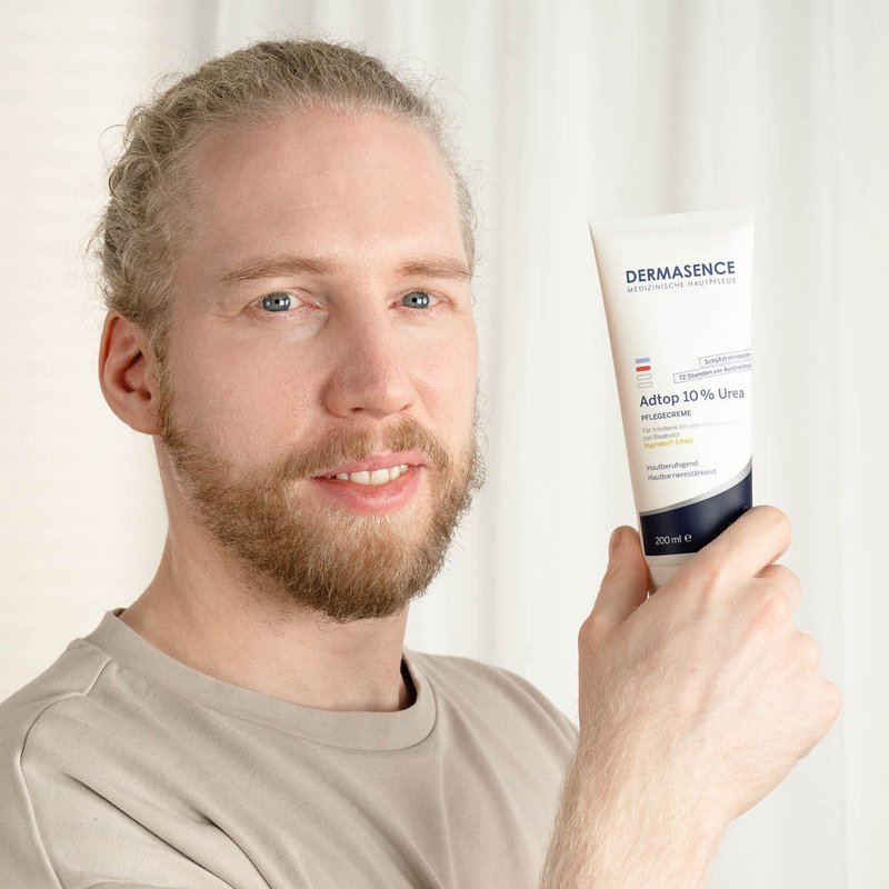 Foto eines Mannes, der das Produkt anwendet.