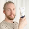 Foto eines Mannes, der das Produkt anwendet.