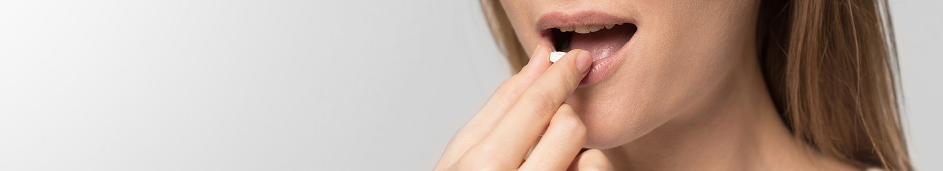 Medikamente als Grund für Hautveränderungen Frau nimmt Tablette ein