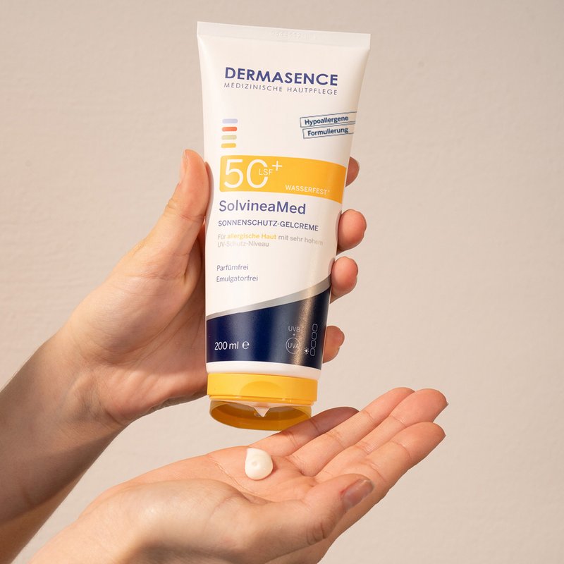Foto von Händen, die die Textur des Produktes zeigen.