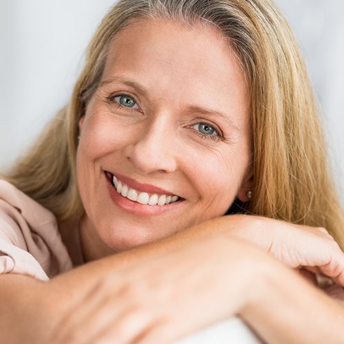 Frau mit leichten Falten