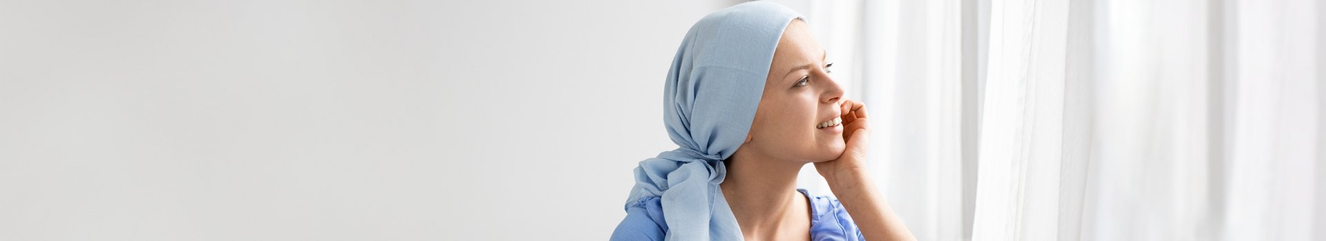 Lächelnde Frau schaut aus dem Fenster