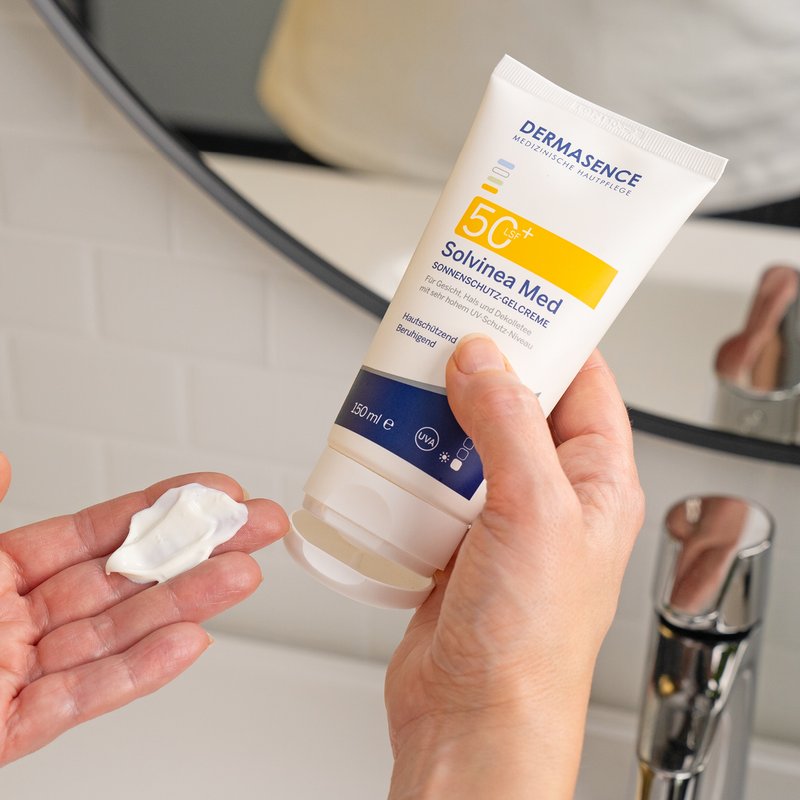 Foto von Händen, die die Textur des Produktes zeigen.