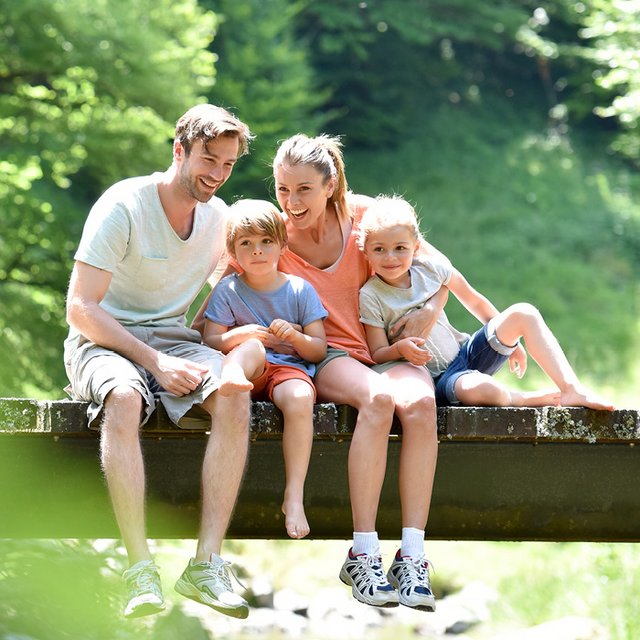 Glückliche Familie bei Sonnenschein