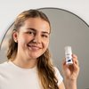 Foto einer Frau, die das Produkt anwendet.