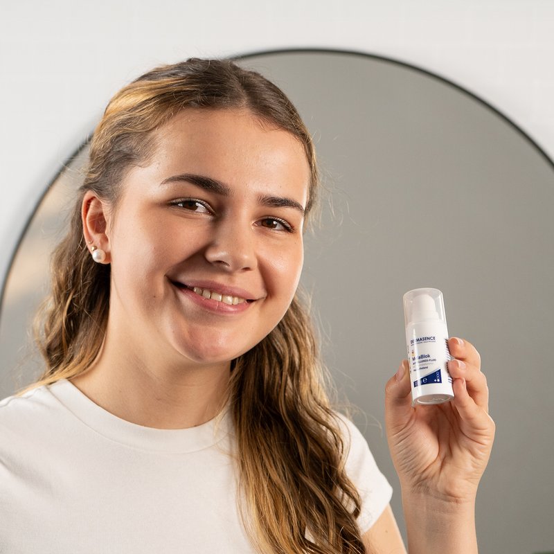 Foto einer Frau, die das Produkt anwendet.