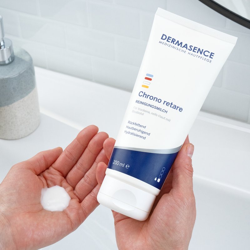 Foto von Händen, die die Textur des Produktes zeigen.