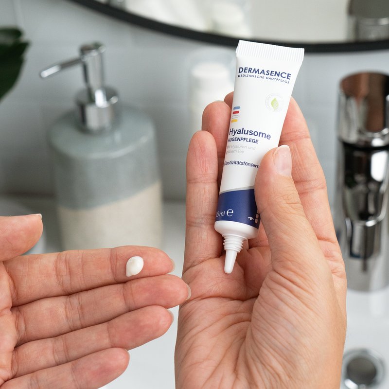 Foto von Händen, die die Textur des Produktes zeigen.