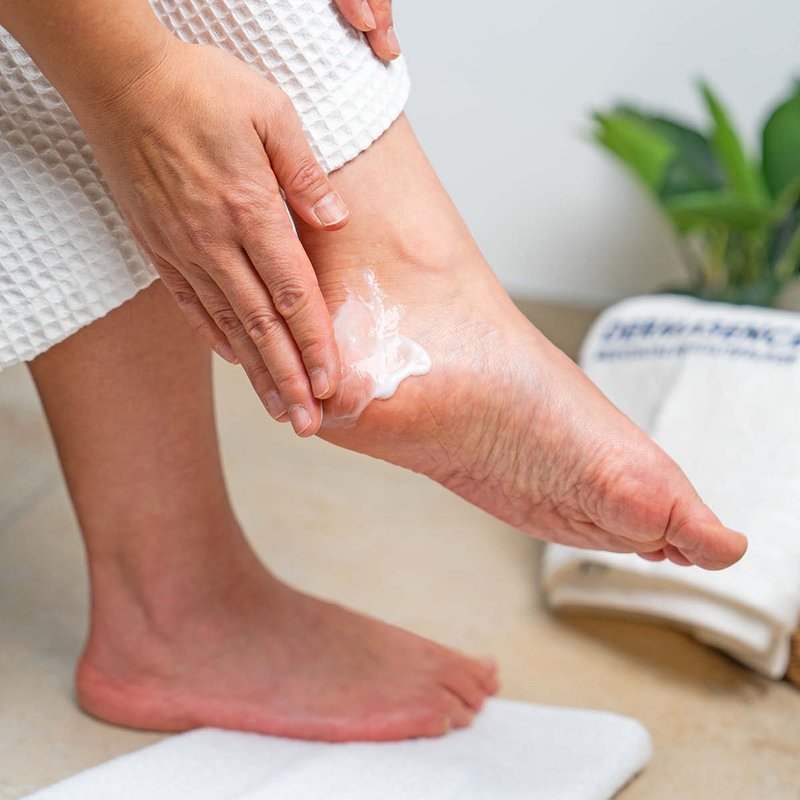 Foto von Händen, die die Textur des Produkts zeigen.