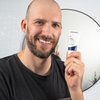 Foto eines Mannes, der das Produkt anwendet.