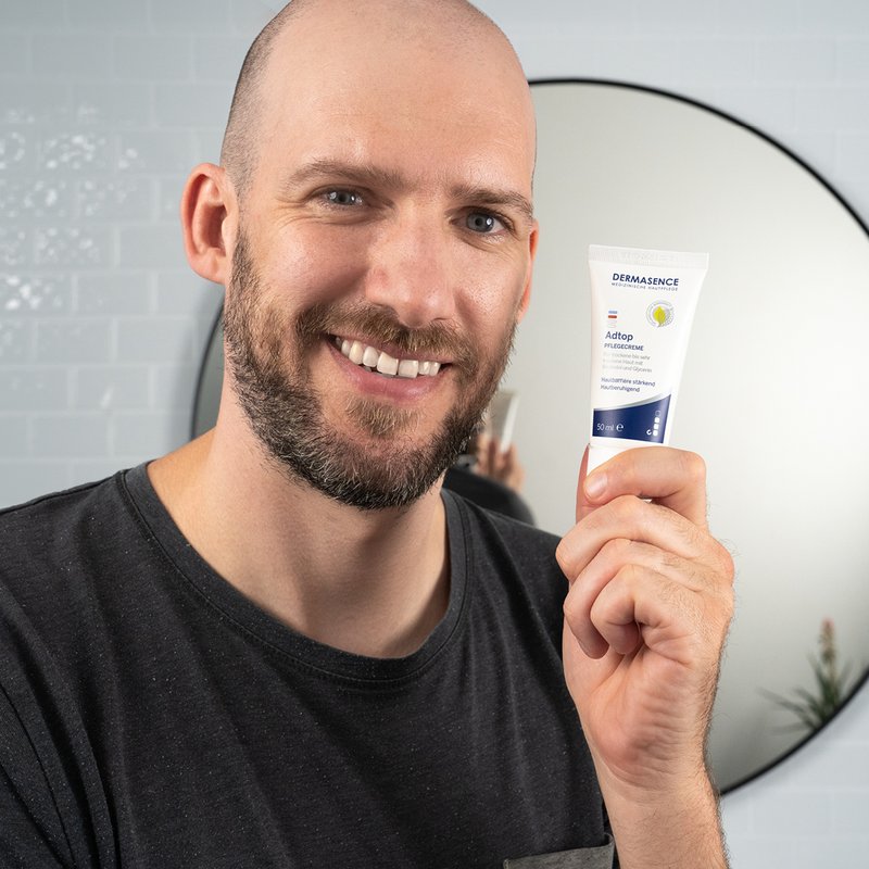 Foto eines Mannes, der das Produkt anwendet.