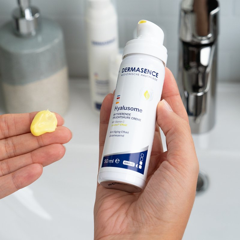 Foto von Händen, die die Textur des Produktes zeigen.