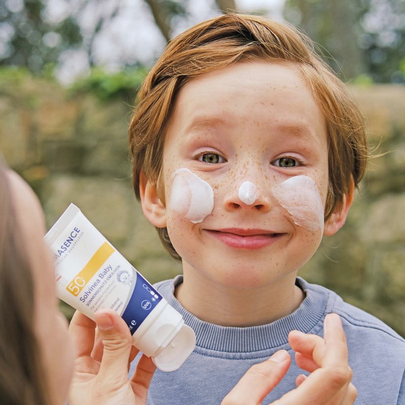 Foto eines Kindes, der das Produkt anwendet.