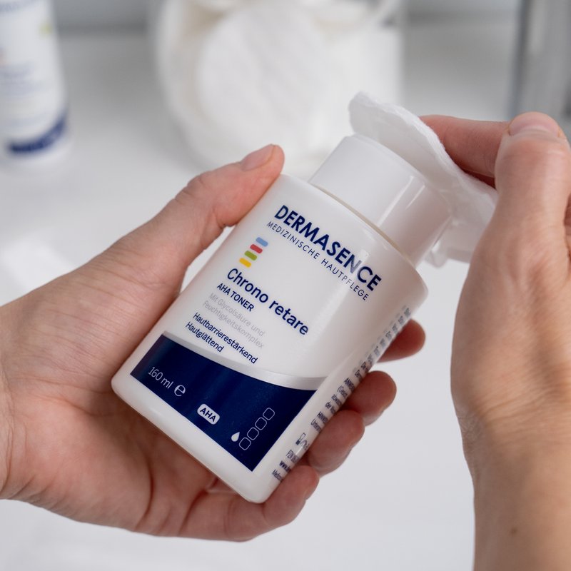 Foto von Händen, die die Textur des Produktes zeigen.