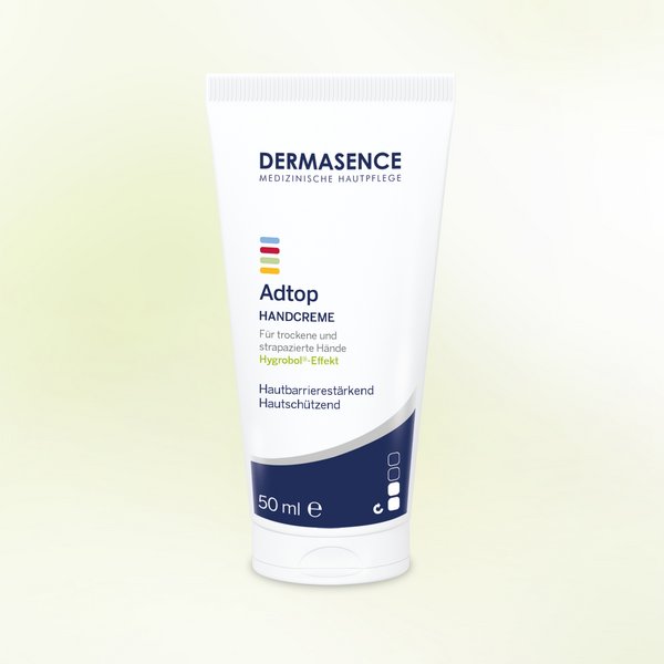 Adtop Handcreme Produktverpackung vor grünem Hintergrund