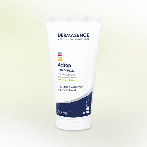 Adtop Handcreme Produktverpackung vor grünem Hintergrund