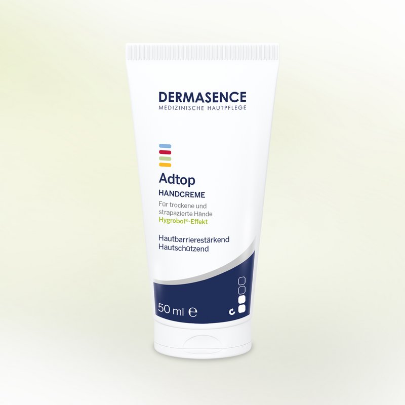 Adtop Handcreme Produktverpackung vor grünem Hintergrund