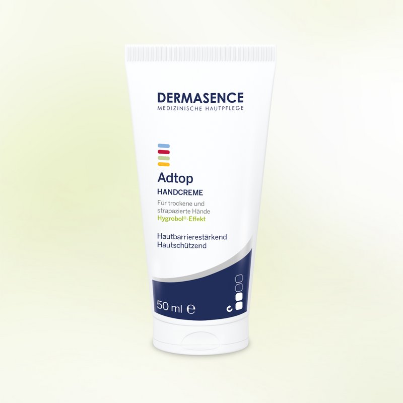 Adtop Handcreme Produktverpackung vor grünem Hintergrund